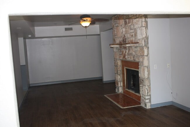 Building Photo - 537 Sand Bend Dr