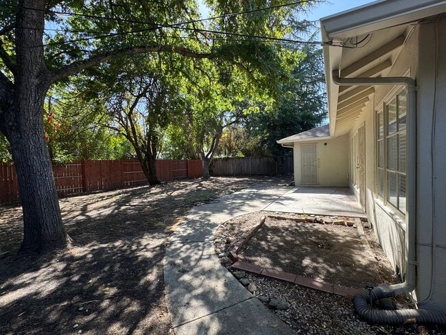 Building Photo - 1220 W Benjamin Holt Dr