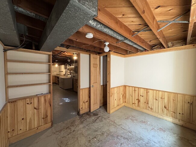 Building Photo - Charming 3-Bed Oasis with Fireplace & Finished Basement in Richfield!