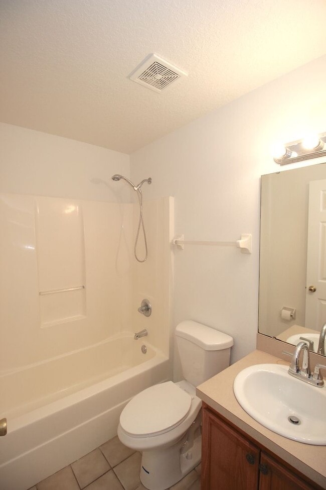 Building Photo - Roomy 3 Bed 2 Bath Screened Lanai Home for Rent in Pine Lakes