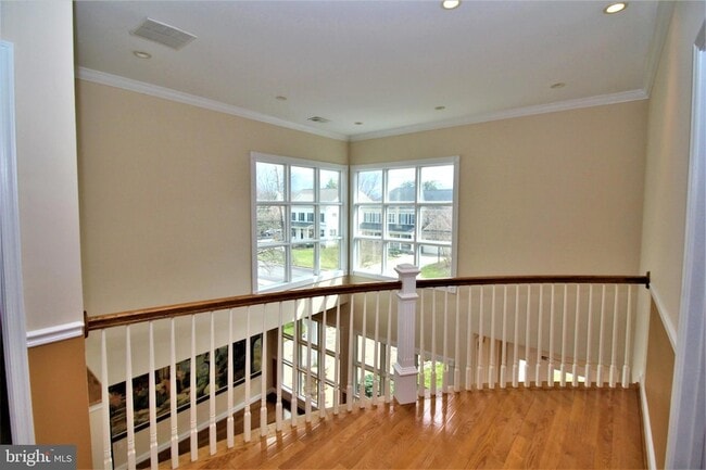 Building Photo - 5905 Lone Oak Dr