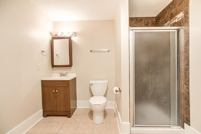 Building Photo - Beautiful Three Bedroom Town Home!