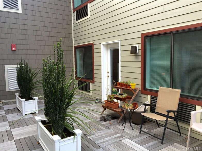 Building Photo - 160 Chatterton Ave