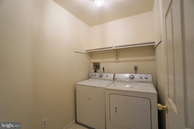 Building Photo - 458 Country Club Dr