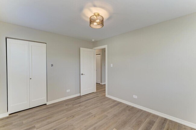 Building Photo - 935 Elmwood Ln