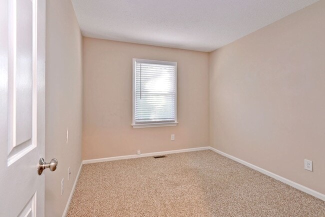 Building Photo - Nicely Updated Grafton Woods Condo