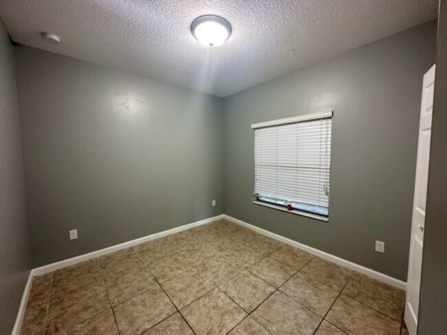 Building Photo - 1045 Villas LLC (1035 NE 10th Ave)