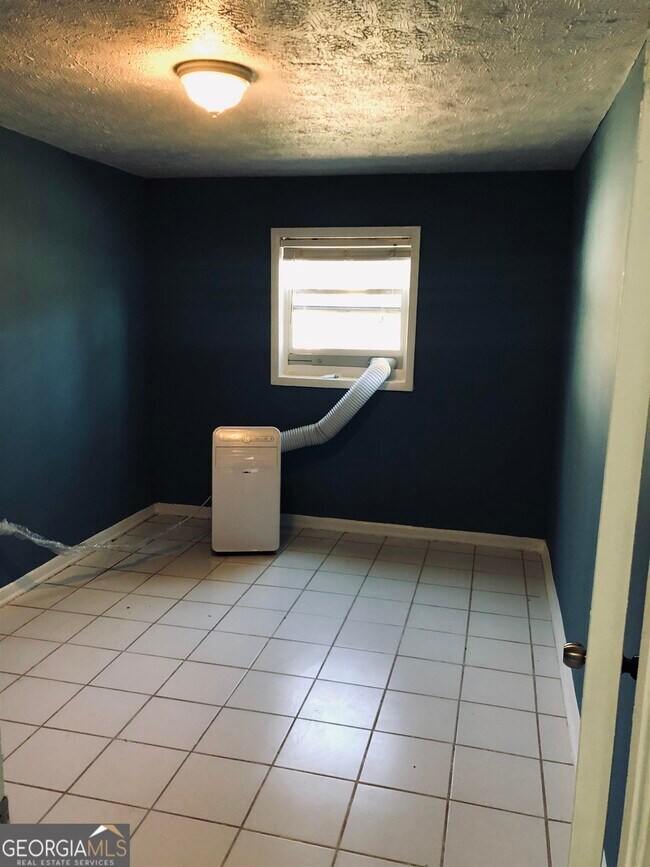 Building Photo - 3995 Withrow Dr