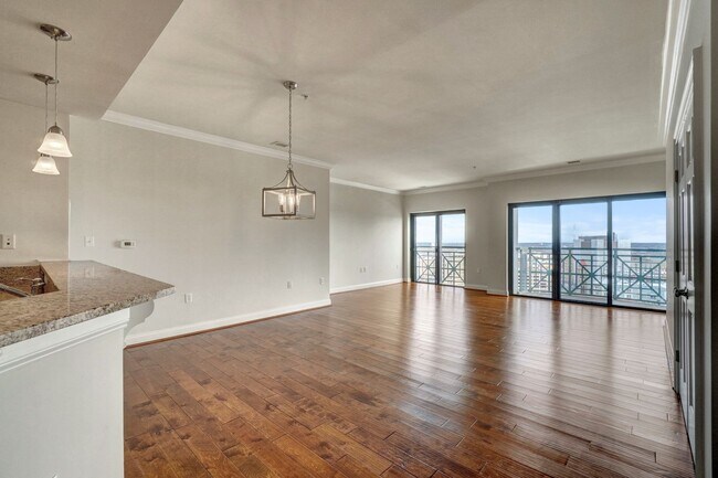 Building Photo - Super-Cool Lower Penthouse Condo Available 05-07-26!! Secured Entry, Garage Parking, Pet-Friendly!