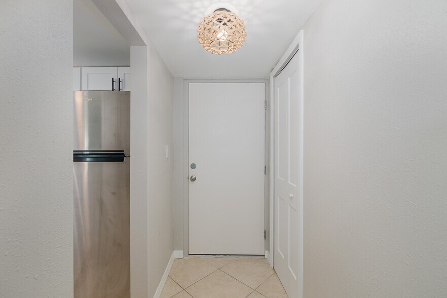 Building Photo - 464 N Paula Dr