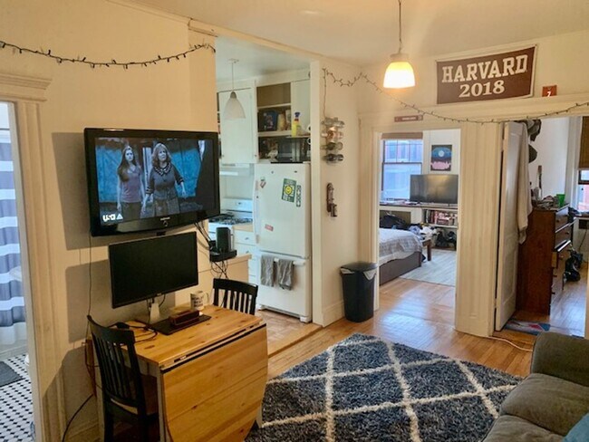 Primary Photo - Bright & Spacious 3-Bedroom on Newbury Str...