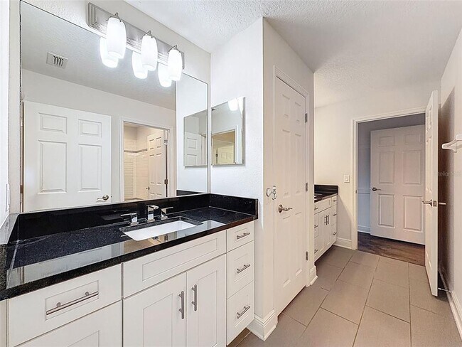 Building Photo - 10701 Laurel Vista Way