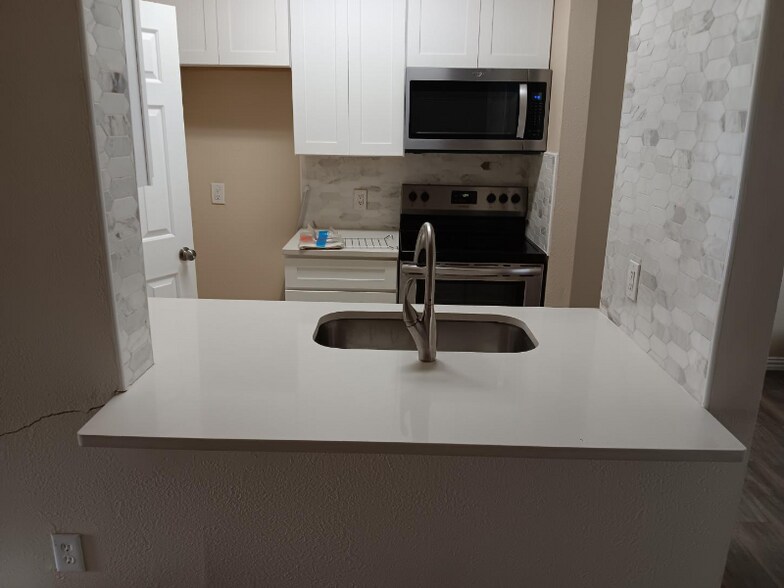 Building Photo - 7025 Hemlock Ave