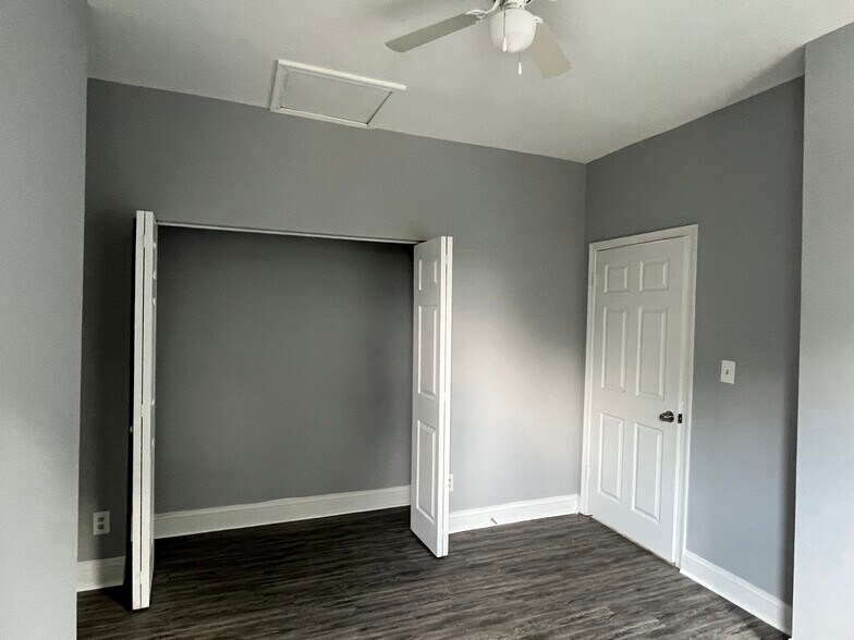 Building Photo - 1006 F St NE