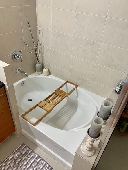 Soaking tub in primary en suite - 400 4th Ave S