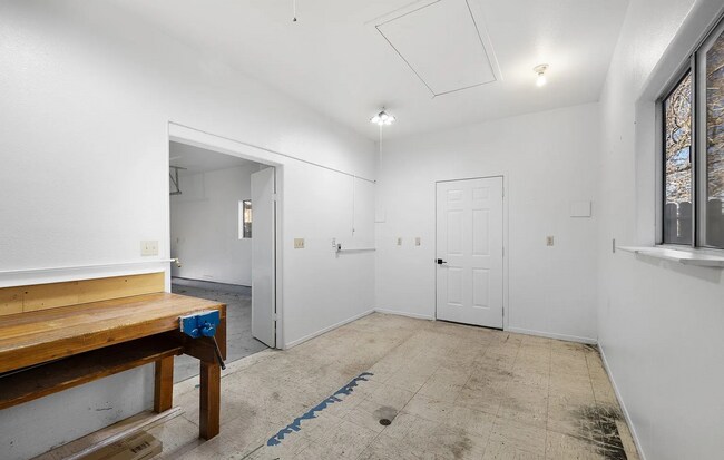 Building Photo - 3 Bed/2.5 Bath House w/ Yard Close to UNR