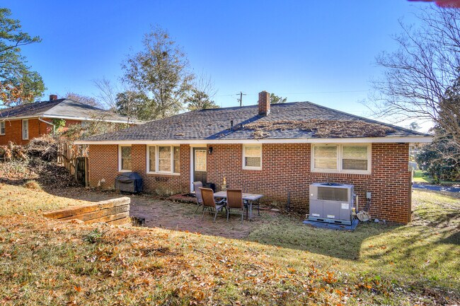 Building Photo - 1127 Magnolia Dr