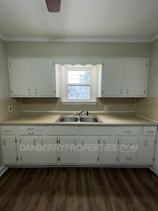 Building Photo - 220 N Main St