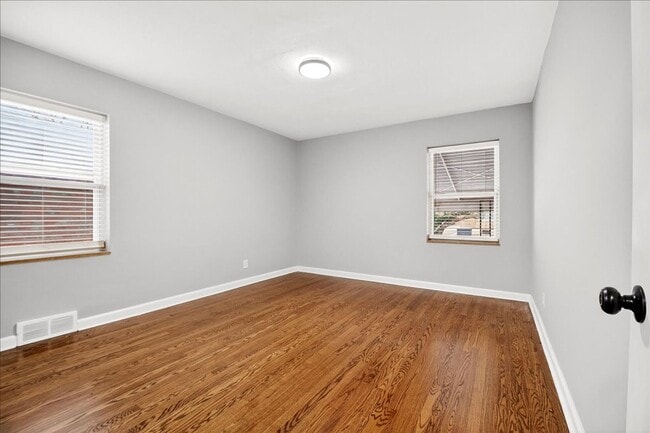 Building Photo - Robbie Junior