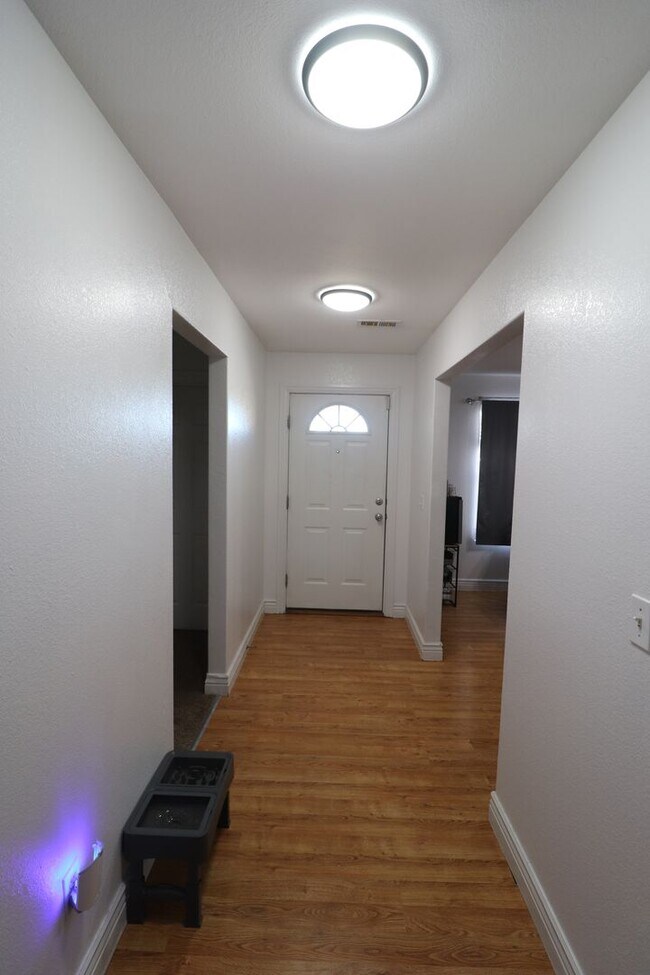 Building Photo - Spacious home for rent!