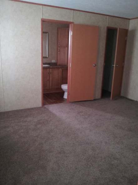 Building Photo - 203 2nd St S