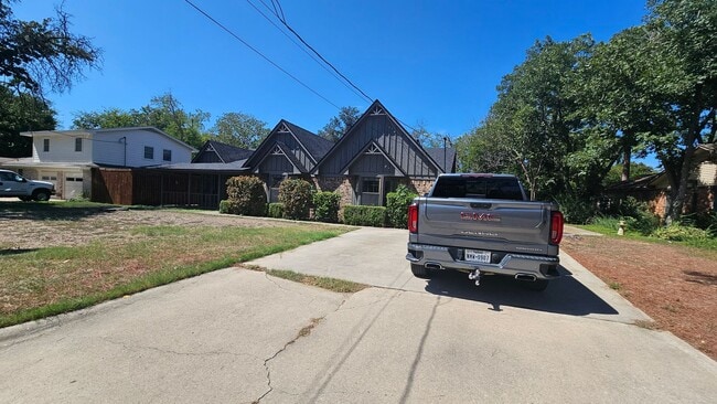 Building Photo - 1700 Kendolph Dr