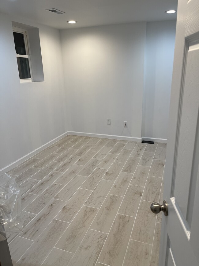 Building Photo - 8205 Londonderry Ct