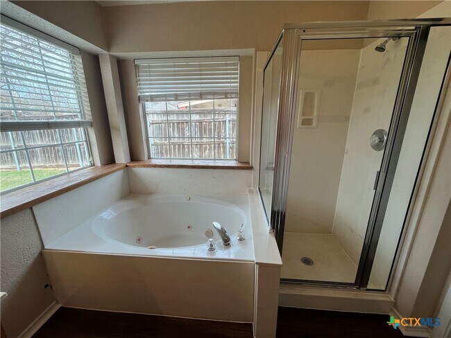 Building Photo - 2523 Creek Dr