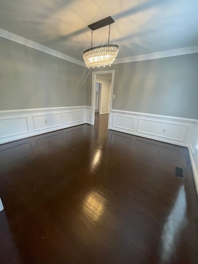 Building Photo - Spacious 4 Bedroom near Guilford College