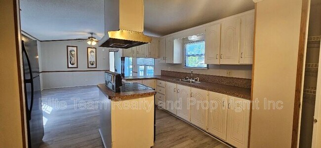 Building Photo - 2935 Cedarvale Rd