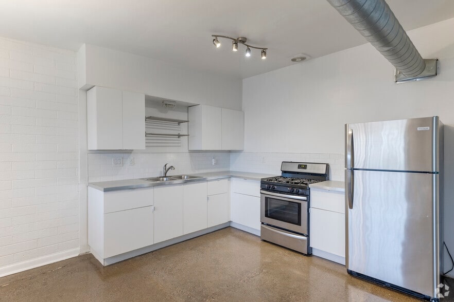 2BR, 2BA - 910SF - Kitchen - U Apartments @ Melrose