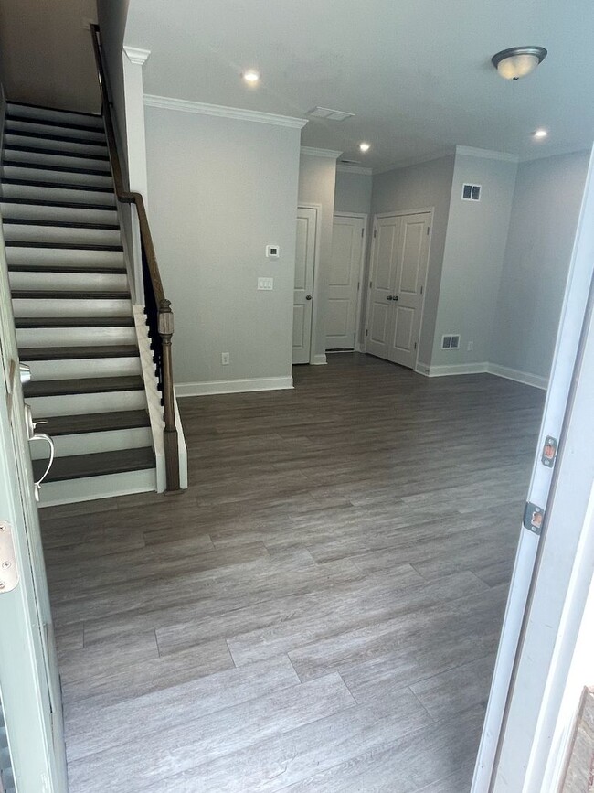 Building Photo - Amenities and Location Make this 3-Level T...