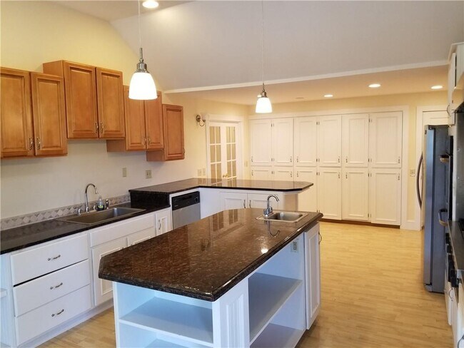 Building Photo - 16 Clearview Ave