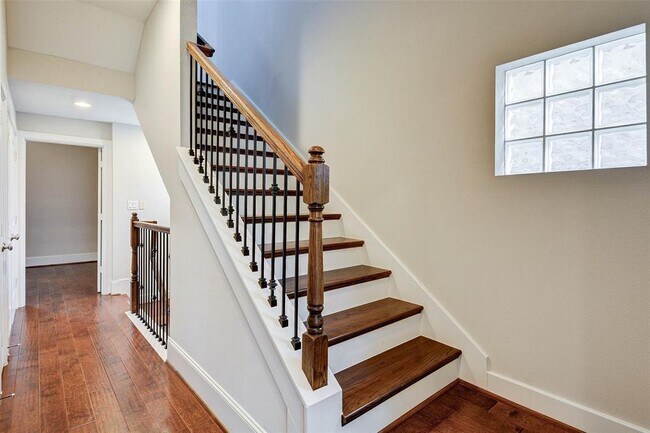 Building Photo - 720 N Shepherd Dr