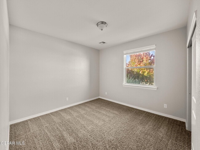 Building Photo - 5916 Hidden Acres Dr