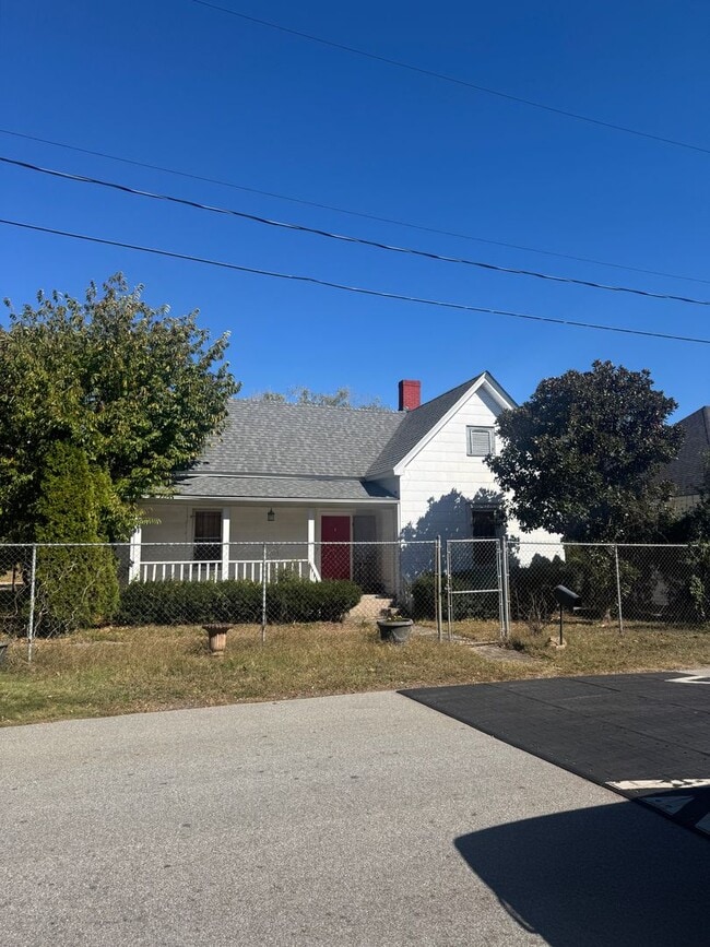 Building Photo - Downtown Greenville Home with a large fenc...