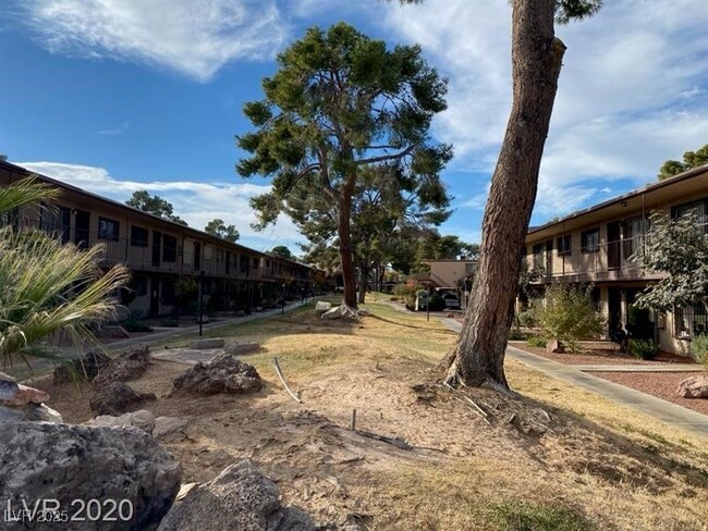 Building Photo - 625 S Royal Crest Cir