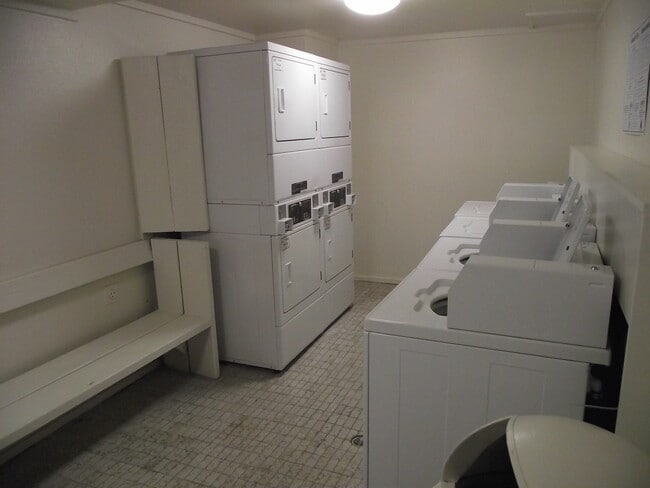 Building Photo - $925 Great location off Leetsdale/Parker and Florida with lots of amenities such as pool, hot tub...