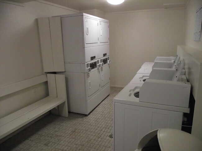 Building Photo - Great location off Leetsdale/Parker and Fl...
