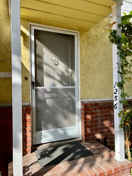 Building Photo - 1256 Devon Ave