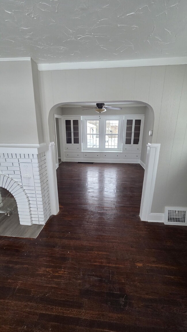 Building Photo - 4 Bedroom 2 Bath - Split Level Single Family Home!