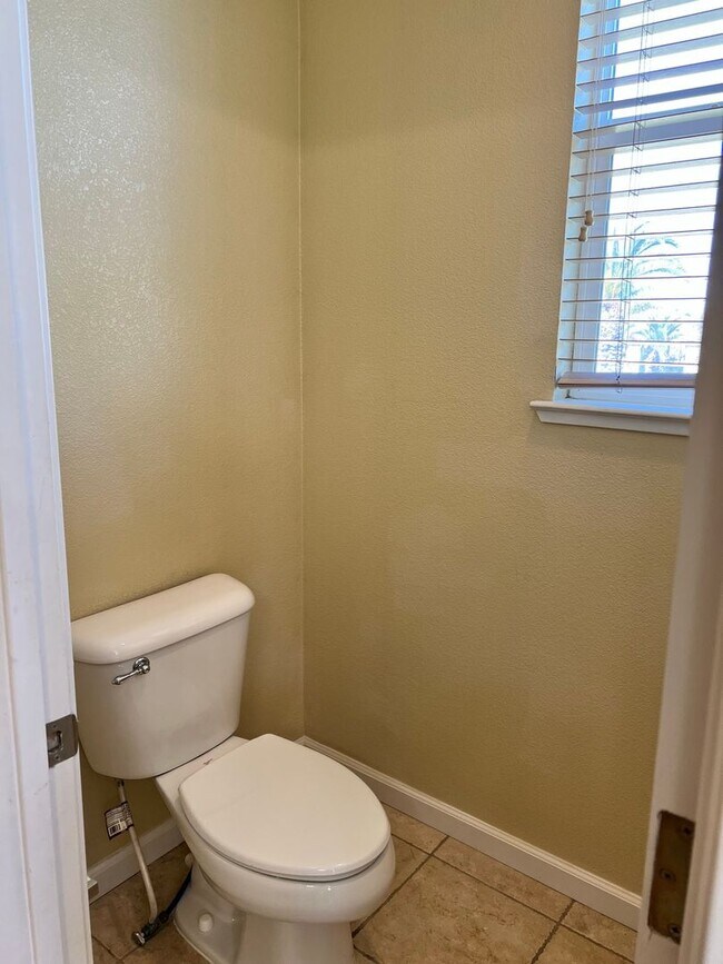 Building Photo - Beautiful home in Reflections gated community
