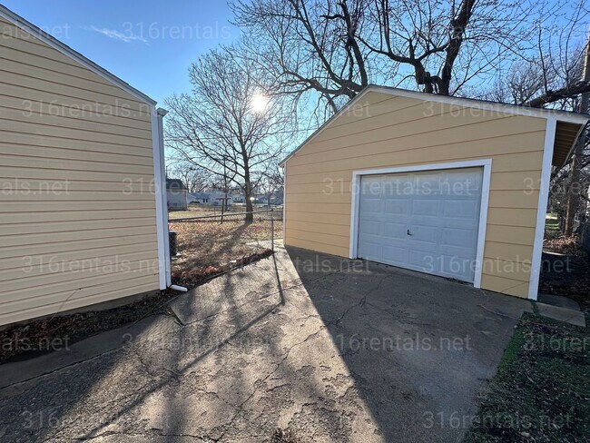 Building Photo - $895 - 2  bed 1 bath - Single Family Home *COMING SOON*