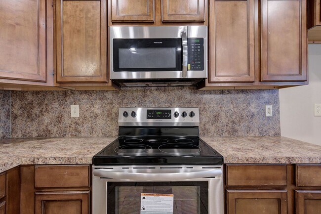 Building Photo - ** $500 Off Move-in Special ** Gorgeous 4 ...