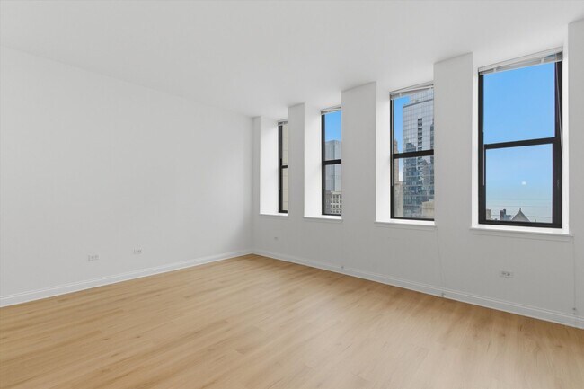 Building Photo - 8 W Monroe St