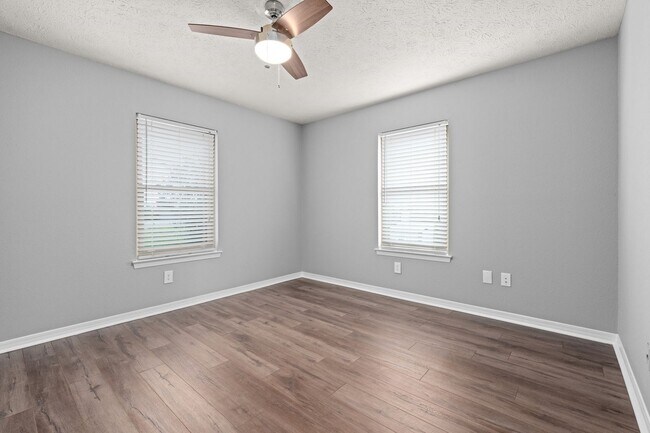 Building Photo - Charming 3Bed/2Ba Duplex Unit Convenient t...