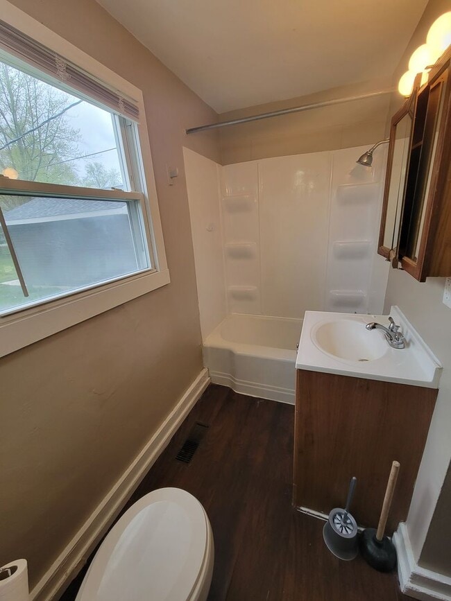 Building Photo - 1 Bedroom Single Family Home Available in June