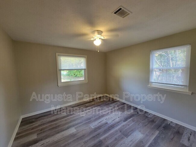 Building Photo - 225 Pecan Dr