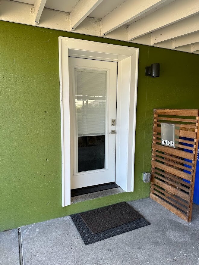 Covered front entrance - 1610 SW Freeman St