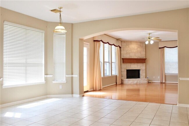 Building Photo - 7222 Ellaview Ln